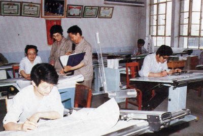 從1984年第一季度到抓管理上登記全面提高企業(yè)素質(zhì)驗收前，采取分線檢查、總結(jié)成績、找出差距、提出措施、限期整改的方法，使各項工作在整頓中鞏固提高，在鞏固提高中進行再整頓，再提高。