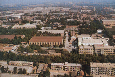 推土機總廠本部廠區(qū)。山東推土機總廠建立時，固定資產(chǎn)原值為2569萬元，占地面積為517538平方米，建筑面積為170861平方米。