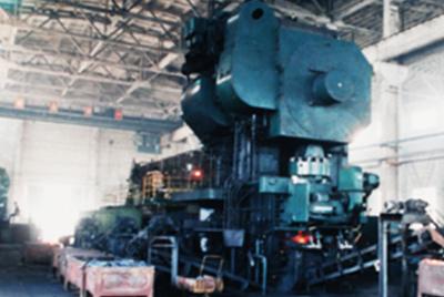 3月24日，世界第一臺德國奧姆卡4000噸熱模鍛生產(chǎn)線在山推總廠熱模鍛車間安裝調(diào)試。