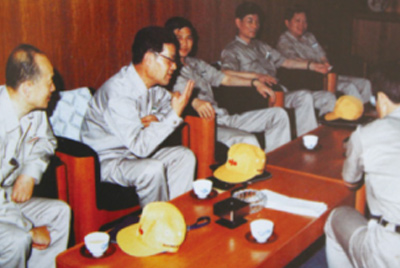 為了學習外國先進技術和管理方法，前往引進技術與設備的國家進行實地考察。薛仲光廠長在日本。