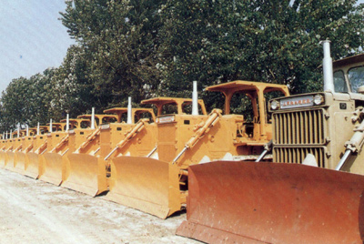 產(chǎn)品整裝待發(fā)。自1984年對銷售實行了承包責任制，調(diào)動了職工的積極性，增強了責任感，從而改變了過去等、靠、要的被動局面。