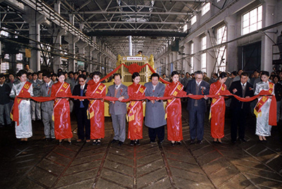 山推股份公司舉行山推牌TY220推土機5000臺下線慶典活動。