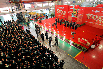 推土機事業(yè)部總裝工廠隆重舉行推土機第50000臺下線慶典儀式。這一激動人心的歷史時刻標志著50000臺不僅僅是一個數(shù)量的積累，更是山推管理水平、生產(chǎn)規(guī)模、制造技術、研發(fā)能力、銷售能力等綜合能力的體現(xiàn)，標志著山推推土機產(chǎn)業(yè)整體實力進一步增強，是從量變到質(zhì)變的飛躍。