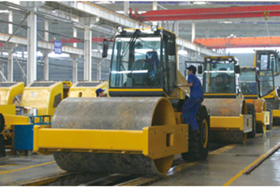 2002年2月，由履帶廠開發(fā)研制的YZ18液壓振動壓路機，順利下線。