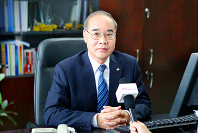 張秀文董事長在接受中國山東網(wǎng)專題采訪時，就公司踐行“厚道魯商”倡樹行動進行回答，介紹了山推把“仁義、誠信、厚道”的文化精髓融入到生產(chǎn)經(jīng)營的全過程的典型做法和“誠敬做產(chǎn)品，誠信做企業(yè)”的經(jīng)營理念，在工程機械行業(yè)樹立起了“厚德堅韌”的山東國企形象