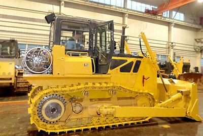 世界上第一臺燃氣型履帶式推土機——SD20-5（LNG）在研究總院新產(chǎn)品試制中心下線。SD20-5（LNG）履帶式推土機是公司順應行業(yè)發(fā)展趨勢開發(fā)的一款節(jié)能、環(huán)保產(chǎn)品，整機采用天然氣專用發(fā)動機，燃燒后無積炭，滿足stageIIIA排放，壽命更長，維修頻率更低。