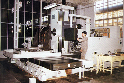 BPN-13B(R4)數(shù)控臥式加工中心。廠房擴建加大，設備填平補齊，增加精、大、稀設備，新上生產(chǎn)線，提高企業(yè)裝備素質(zhì)，使山推廠成為名副其實的大馬力推土機生產(chǎn)廠。