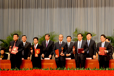 會上對獲得“省長質(zhì)量獎”的企業(yè)和個人進行了表彰，山推股份位居榜首，公司董事長張秀文從省長姜大明手中接過了代表山東質(zhì)量管理最高榮譽的“金拇指”獎杯。