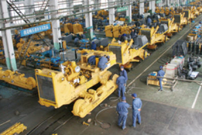 山推牌TY320C推土機在裝配分廠試驗車間順利下線，標志著“山推”系列推土機在技術性能和結(jié)構(gòu)造型水平上又上了一個新的臺階。
