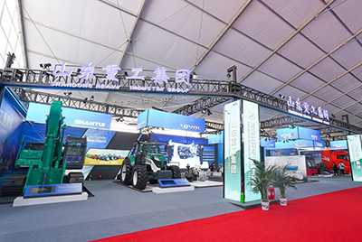 2023跨國公司與中國主題展在青島國際會議中心海上大壩舉辦， 山推股份攜EE225電挖、SRD13-C6U無人駕駛壓路機和純電裝載機隨團參展。