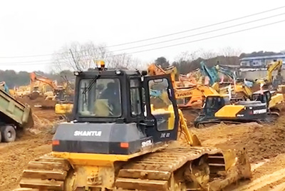 1月23日夜間，山推設備開足馬力，與時間賽跑，全速開啟“武漢版小湯山”醫(yī)院的建設。